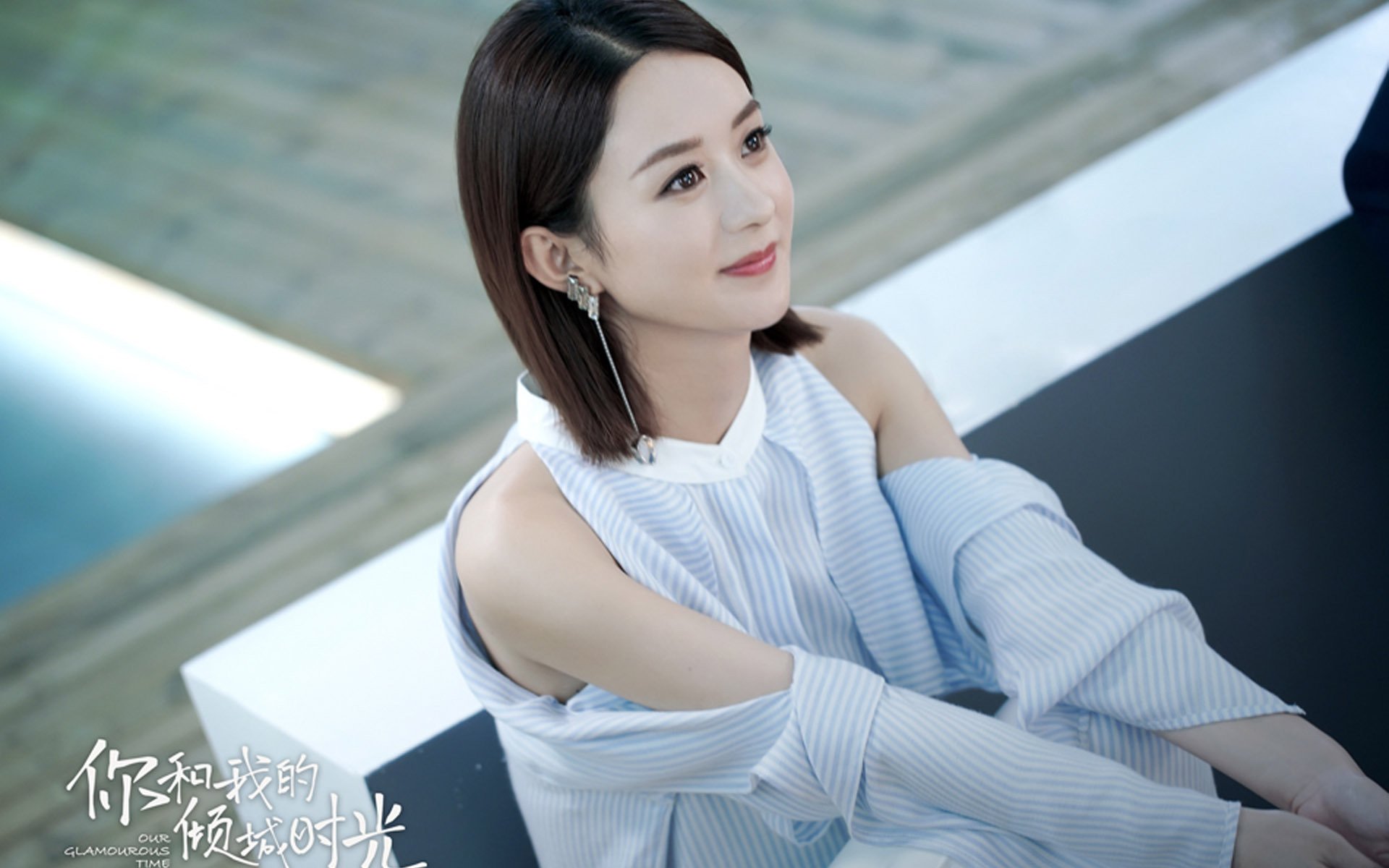 “激情点燃：现场观众的呐喊声震天动地”，激情点燃梦想,希望照亮人生