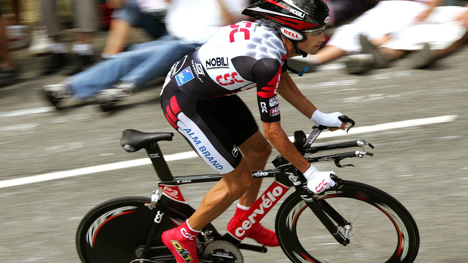 中国足球市场潜力巨大，投资热情高涨，中国足球产业规模