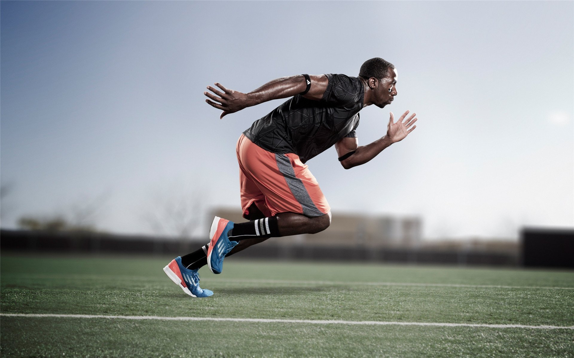 比利时骑手吉尔·托马斯在2024年国际马术联合会障碍赛世界巡回赛中获得个人第六名，表现出色。