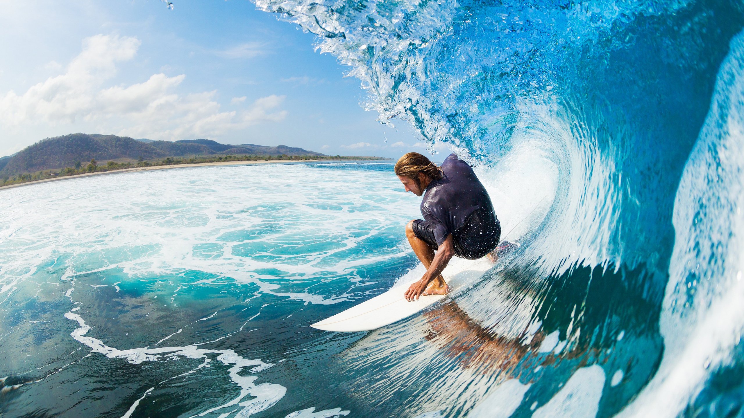 特色篮球赛事助力城市夜经济，带动夜间消费热潮，篮球场夜景